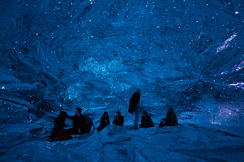 loop.ph-constructs-the-cosmos-within-inflatable-infinity-space-designboom-07